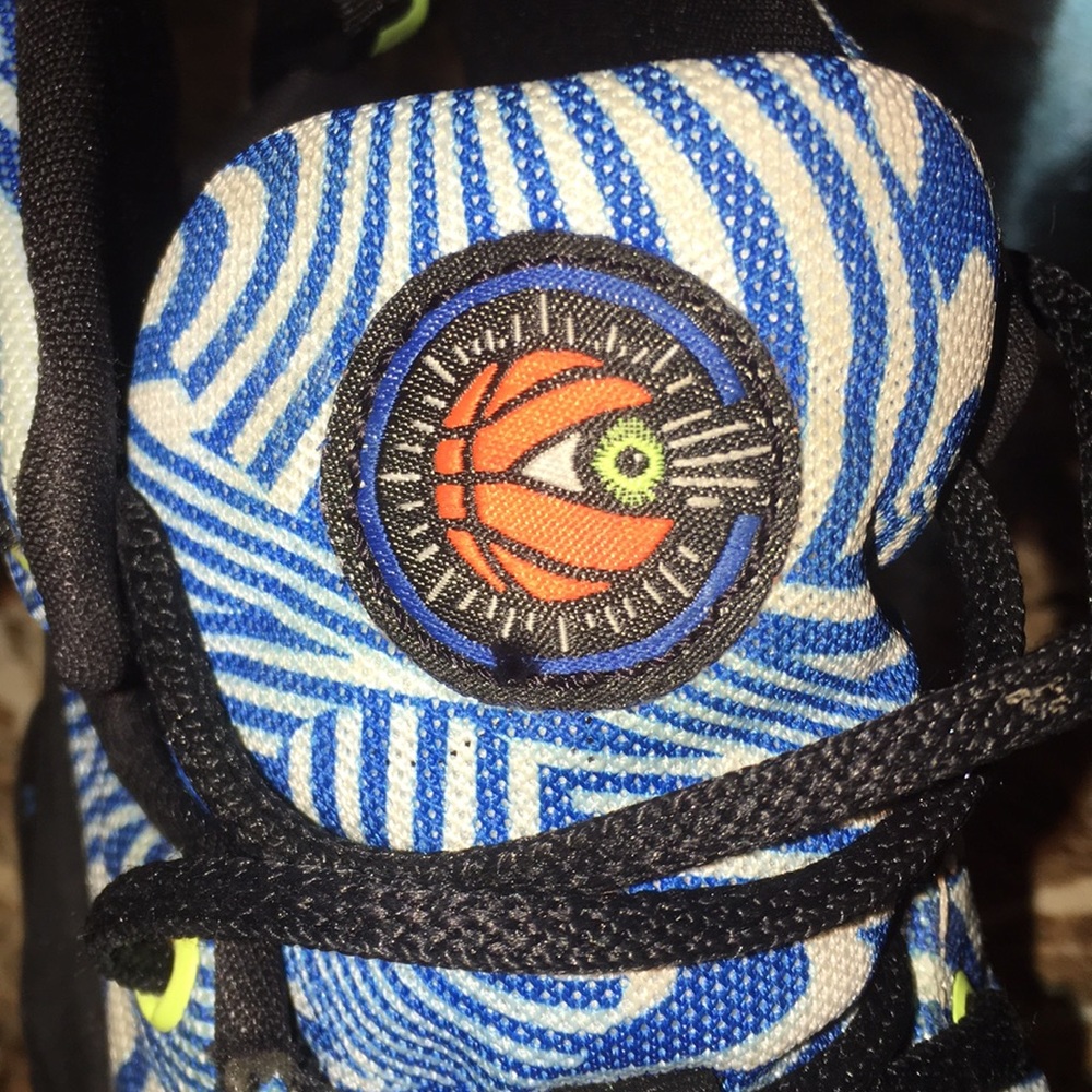 Boys Lebron 13s basketball shoes - Picture 2 of 4